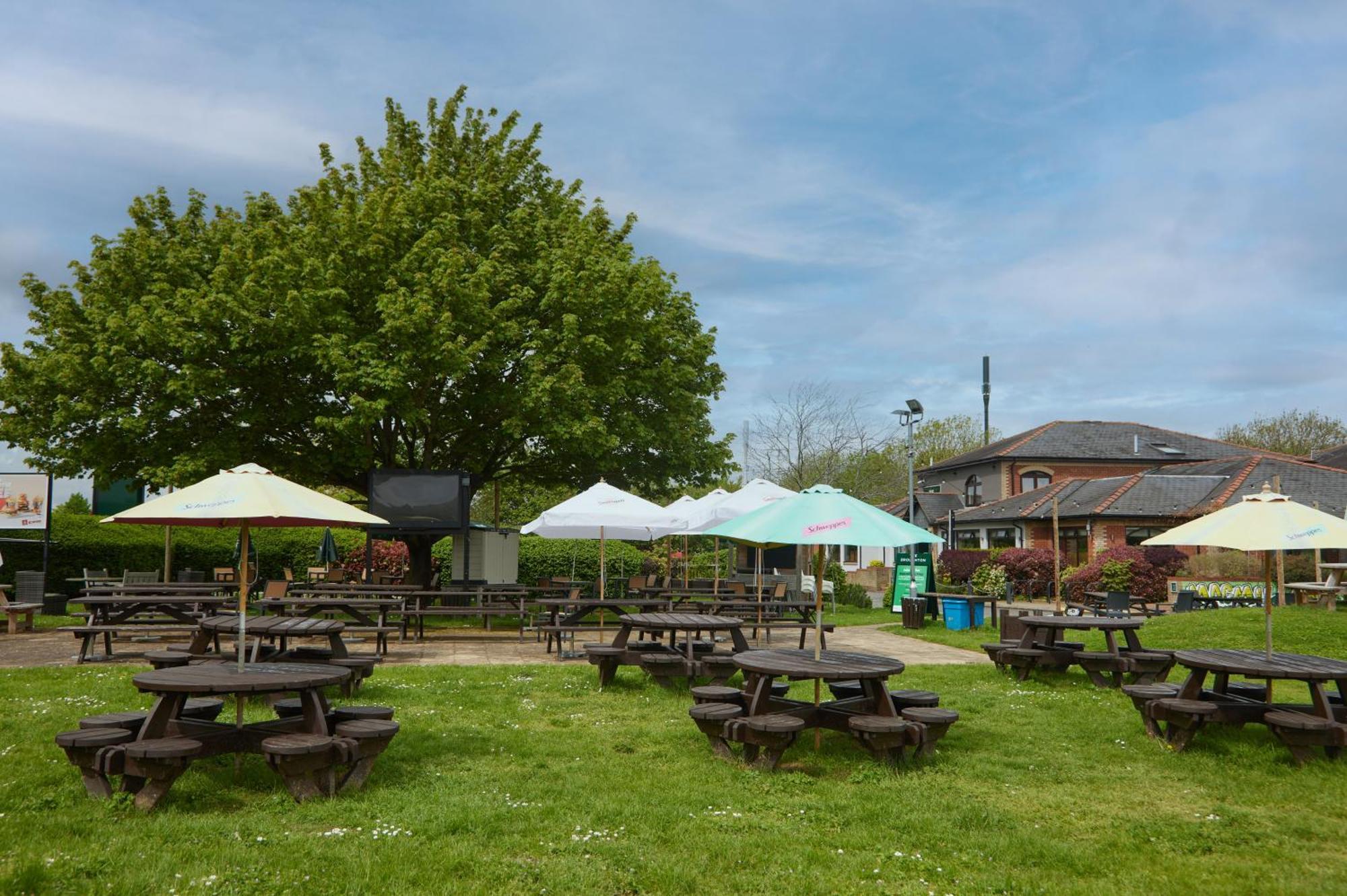 The Broughton Hotel By Greene King Inns Milton Keynes Buitenkant foto
